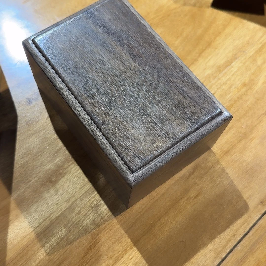 阴沉木一****蹿翻蓋盒子