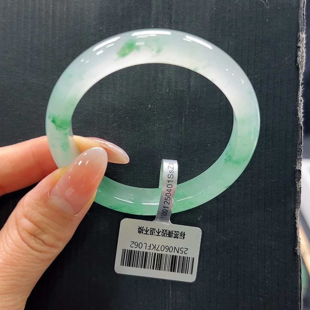 陈***气石英质玉手镯未镶嵌➕艳艳54