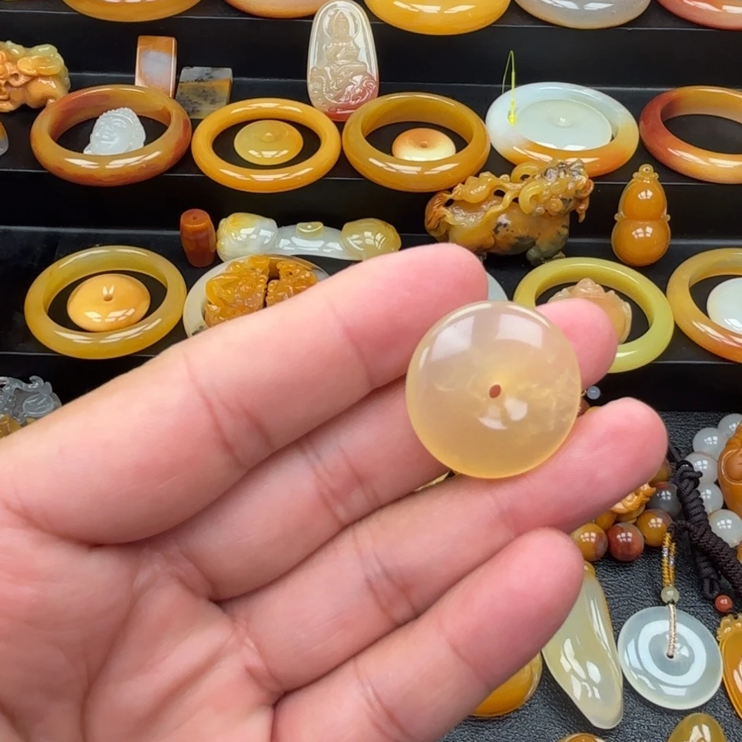 石英质玉（黄龙玉）未镶嵌颈饰