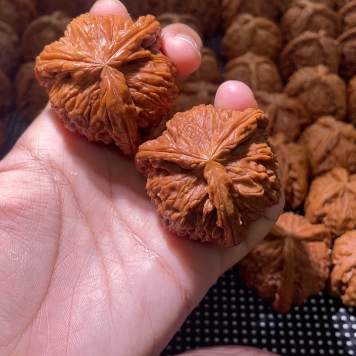 周***司文玩核桃吊坠白狮子拼接