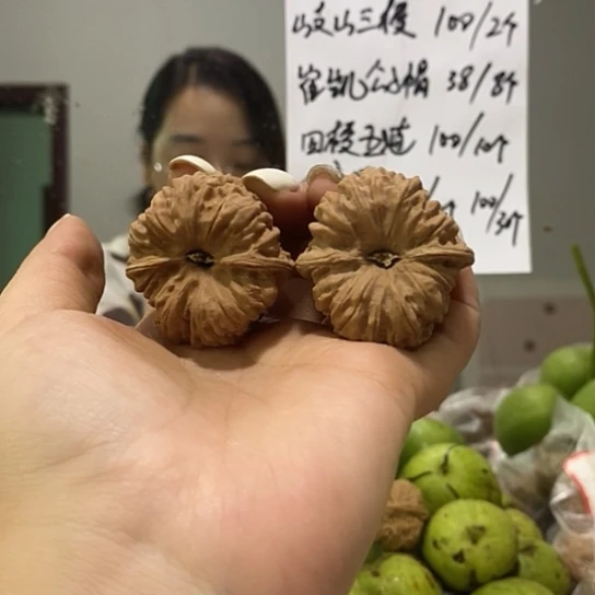 文玩核桃吊坠38平谷凹底尖有伤
