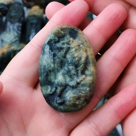 未镶嵌岫岩河磨玉（透闪石质玉）挂件