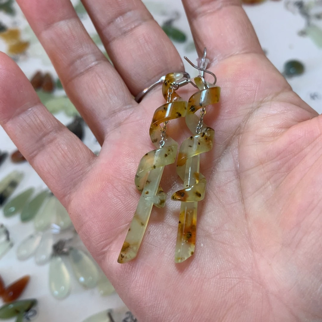 季***节蛇纹石玉未镶嵌耳环