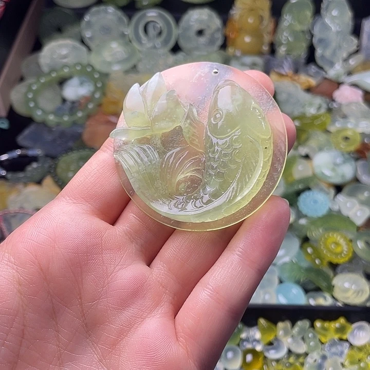 蛇纹石玉合金颈饰鱼牌