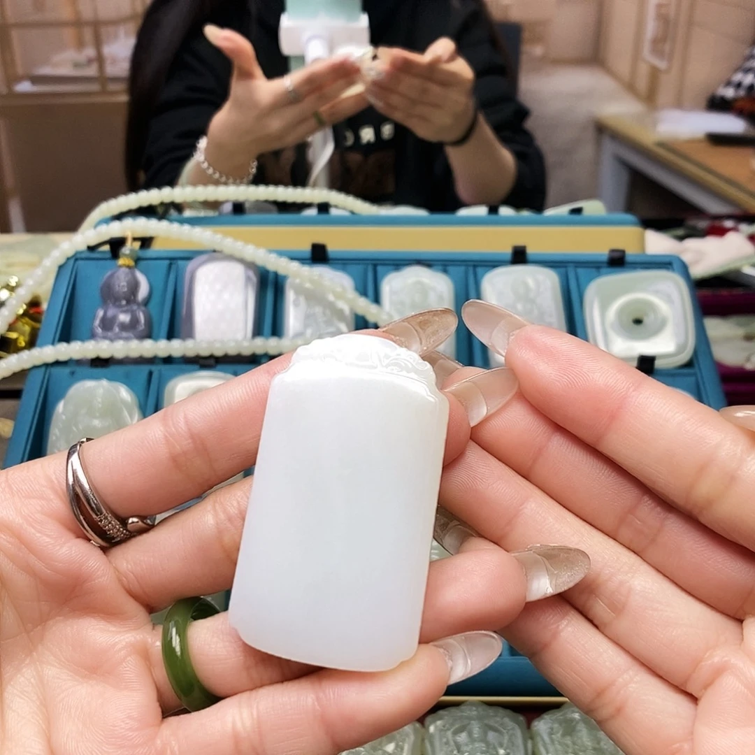 和田玉颈饰未镶嵌一**目