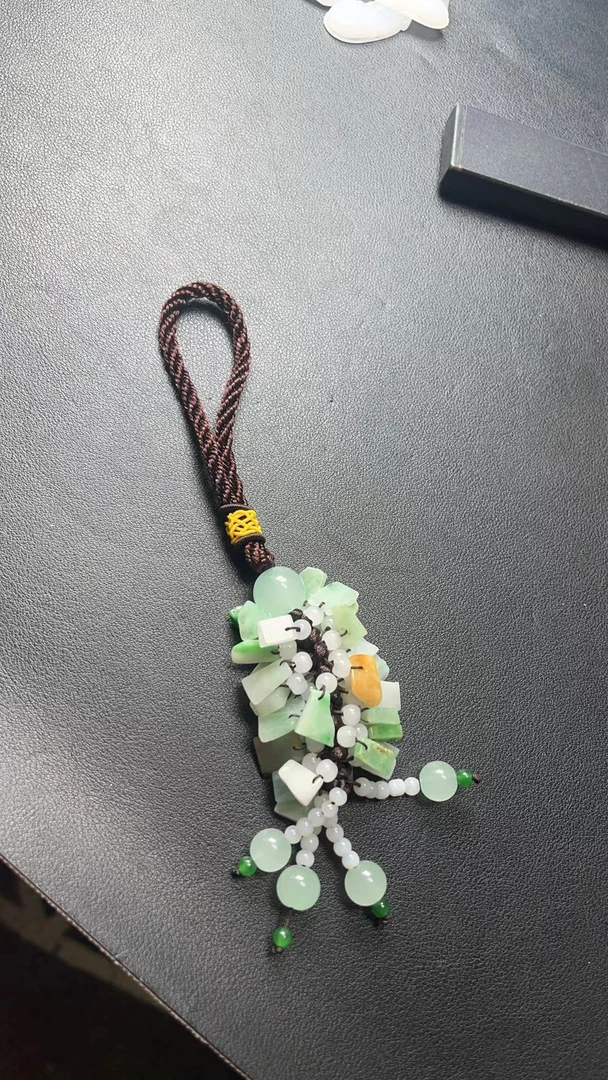 车挂翡翠制品碎碎平安