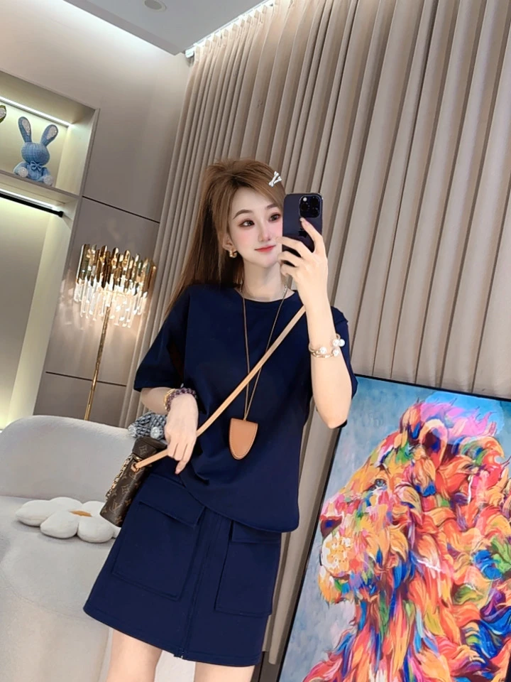 夏季气质洋气显瘦休闲减龄设计师款连衣裙