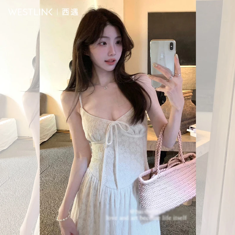 西遇法式掐腰连衣裙女2025年夏季新款米白色度假风系带v领吊带裙