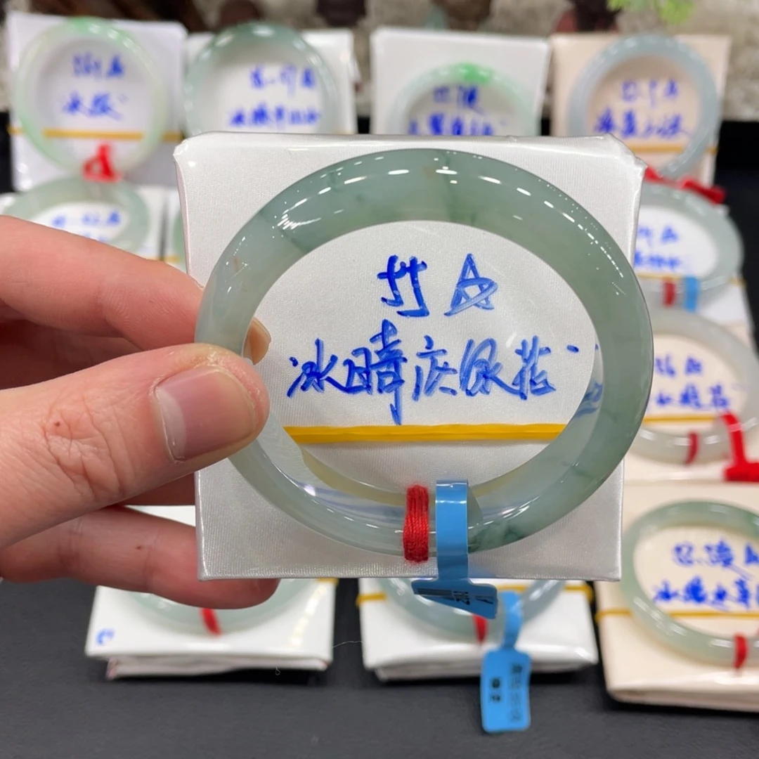 翡翠手镯未镶嵌翡翠
