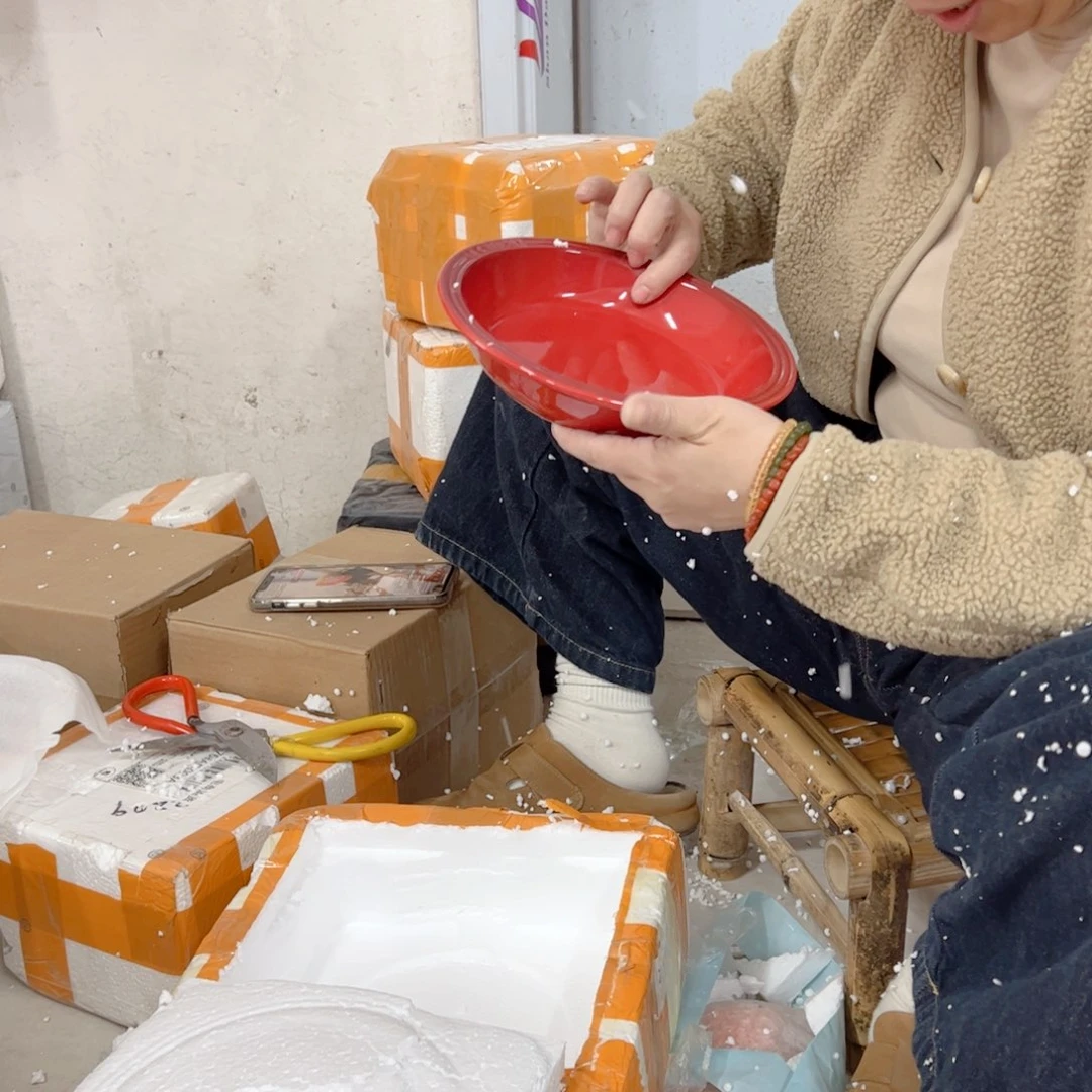 盘小姐姐家瓷器很漂亮红色大草帽无瑕