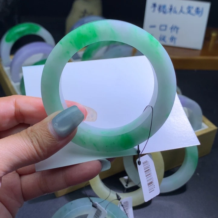 未镶嵌翡翠手镯定制翡翠