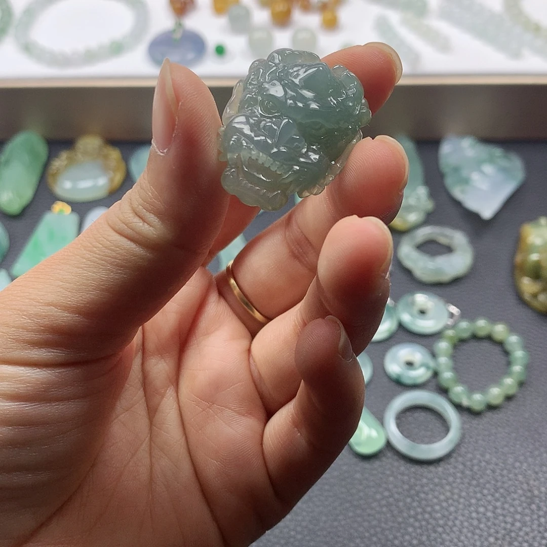 翡翠未镶嵌颈饰龙头