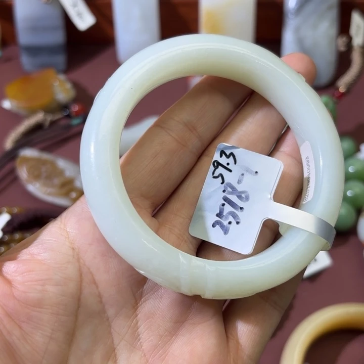 和田玉未镶嵌手镯