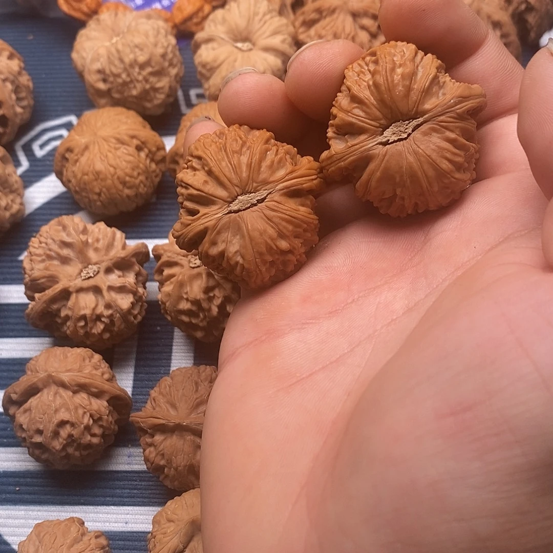 向***葵文玩核桃吊坠白狮子