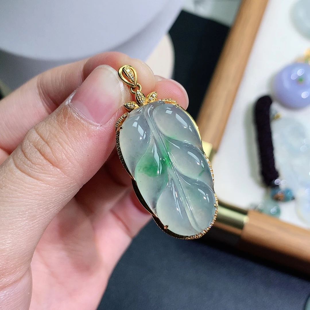 翡翠18K金镶嵌颈饰叶子