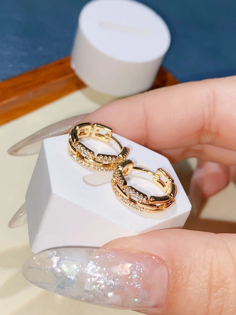 高订典藏环环相扣耳环Q11