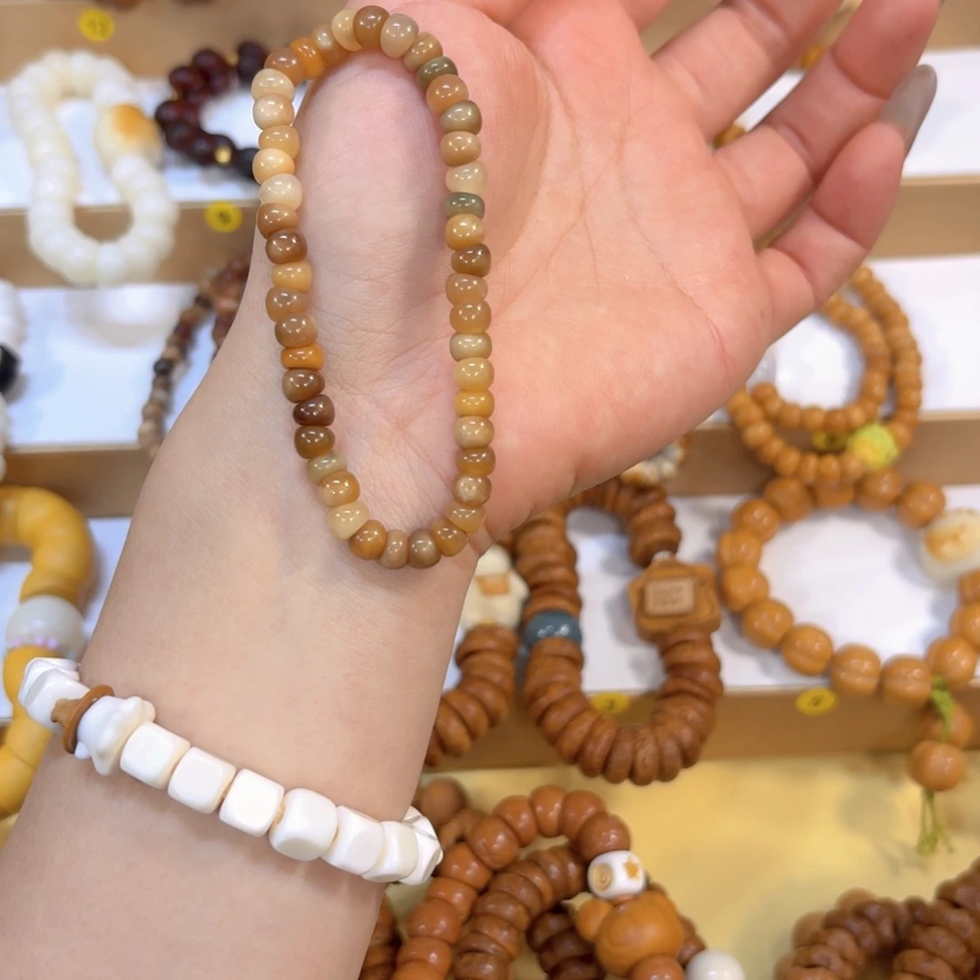 吊坠星月菩提龙脊玉华