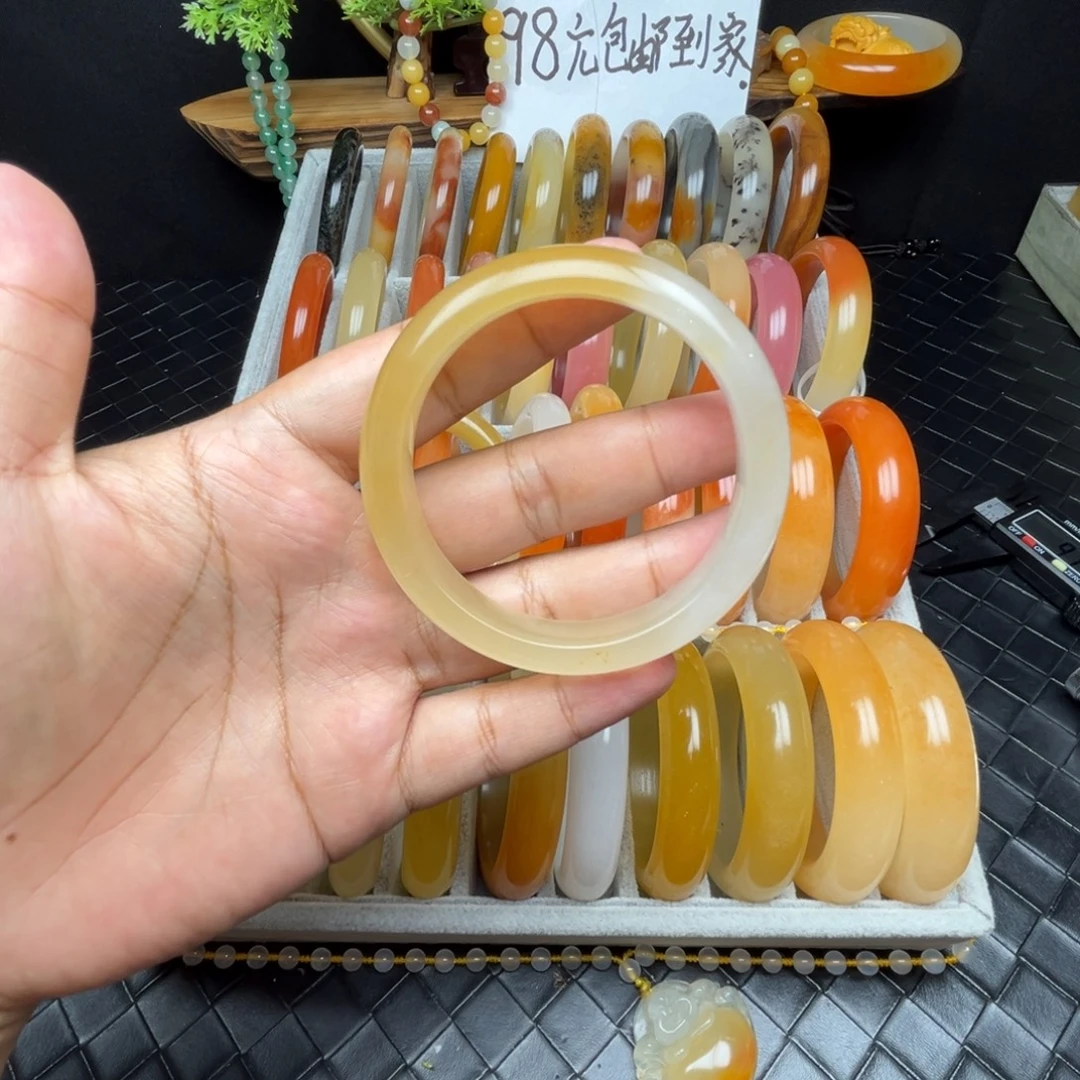 小***尼未镶嵌石英质玉（黄龙玉）手镯