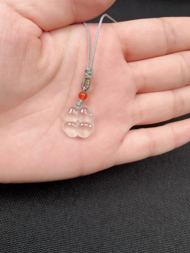 天然玛瑙玉髓吊坠小小四叶草高冰高透配绳多样性发货