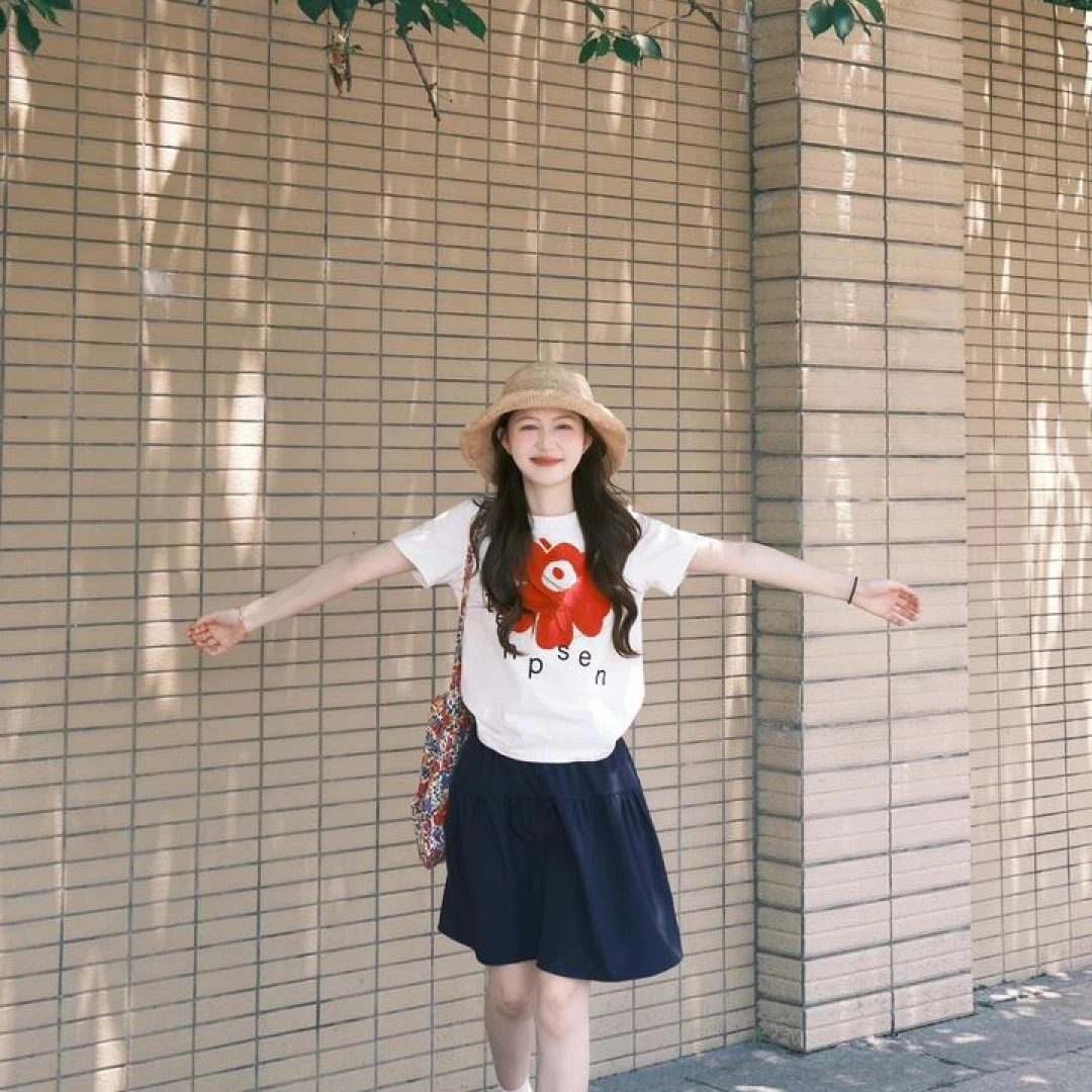 2025夏季新款韩系温柔风设计感印花白色T恤上衣搭配半身裙两件套