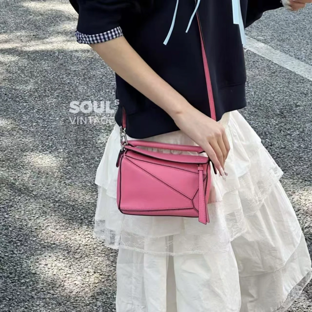 95新 LOEWE/罗意威 粉色 牛皮 puzzle mini/650055365