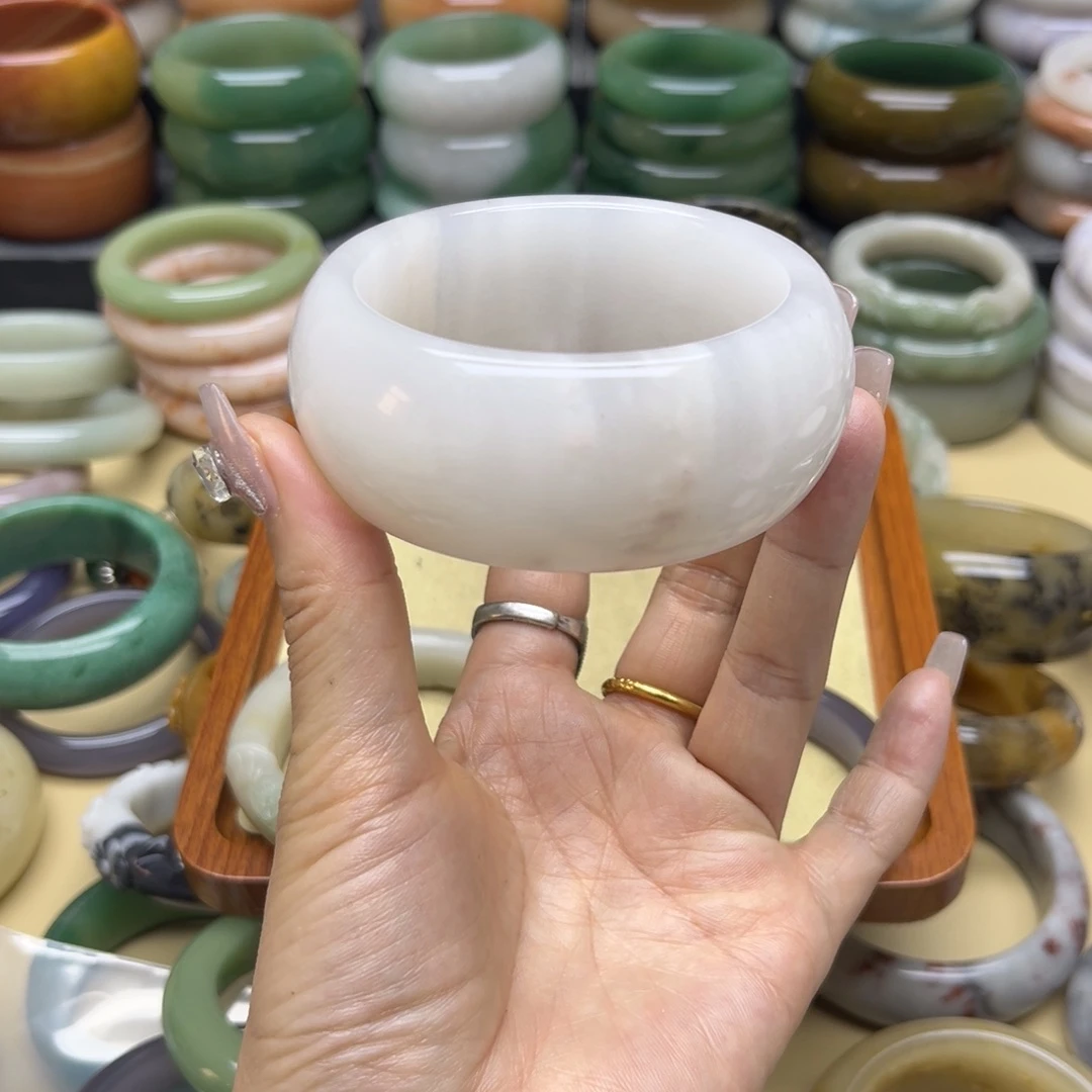 石英质玉手镯未镶嵌云*躲