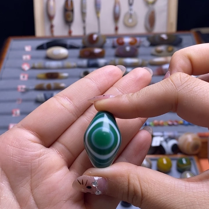 用***到玛瑙/玉髓未镶嵌颈饰