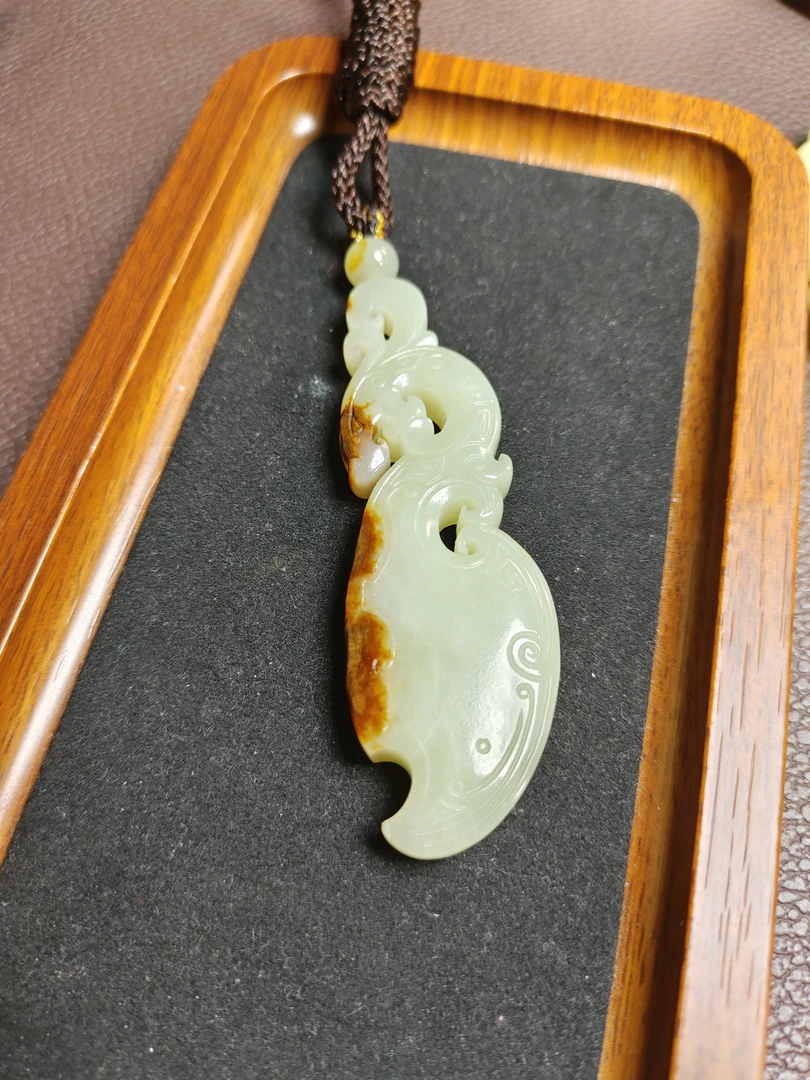 透闪石黄白河磨玉挂件