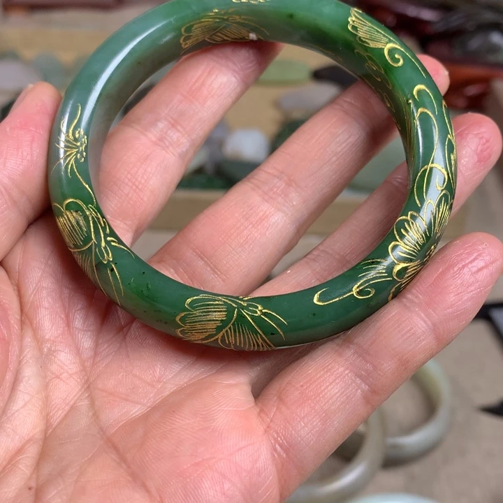 小***子和田玉（糖玉）未镶嵌手镯