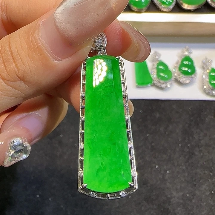 翡翠18K金镶嵌颈饰无事牌