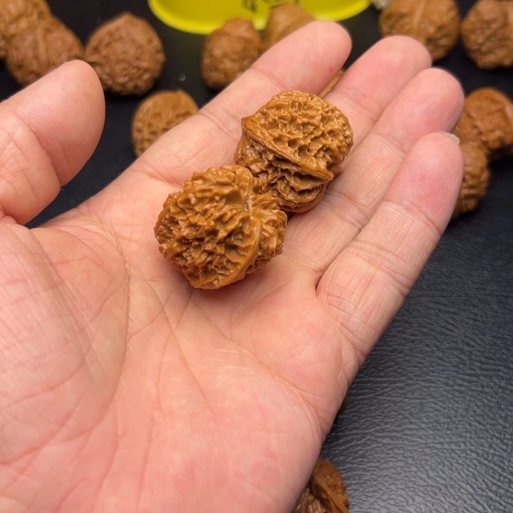 文玩核桃把件赵*茫满天星
