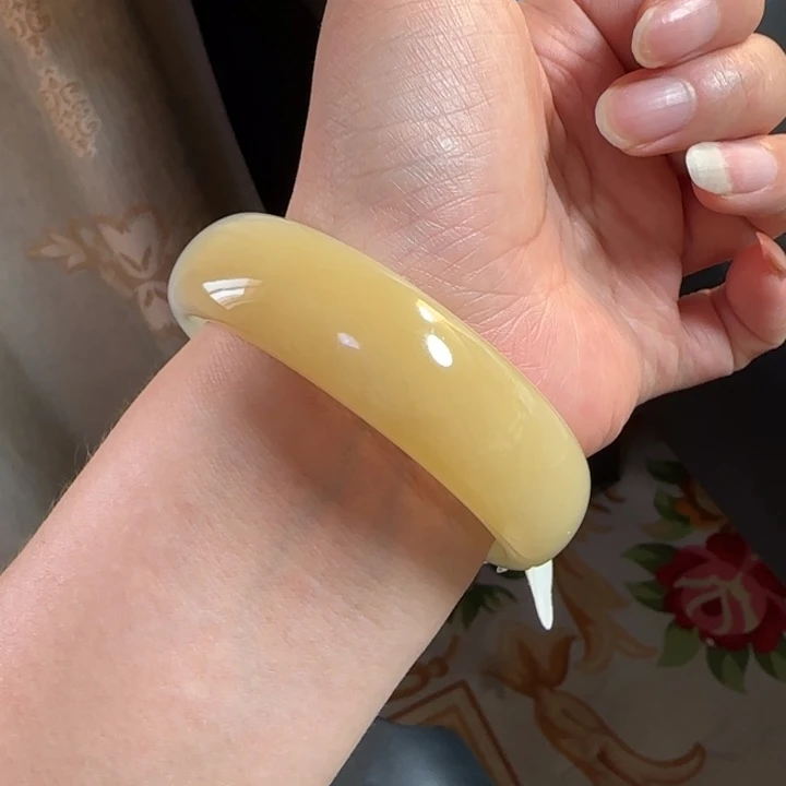 未镶嵌手镯和田玉 半山水糖白