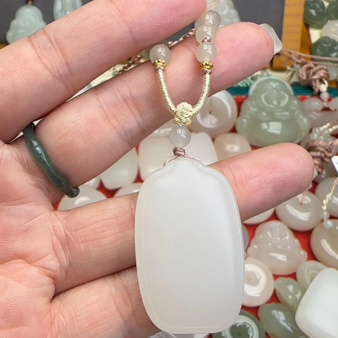 小****和田玉未镶嵌颈饰