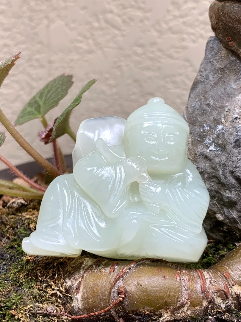 和田玉持荷童子摆件，53克，44*48*19，货号02293，8198021