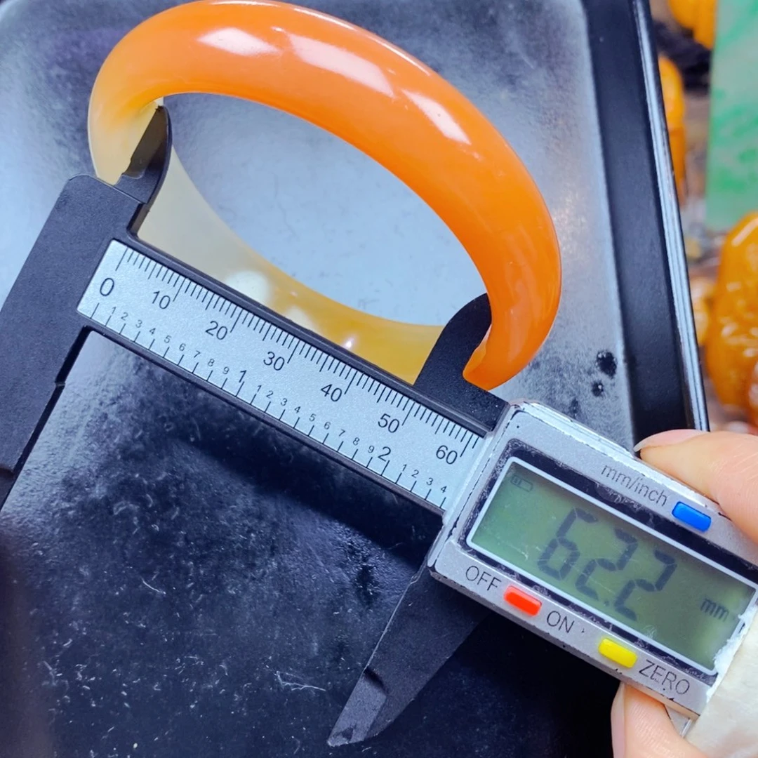石英质玉（黄龙玉）未镶嵌颈饰