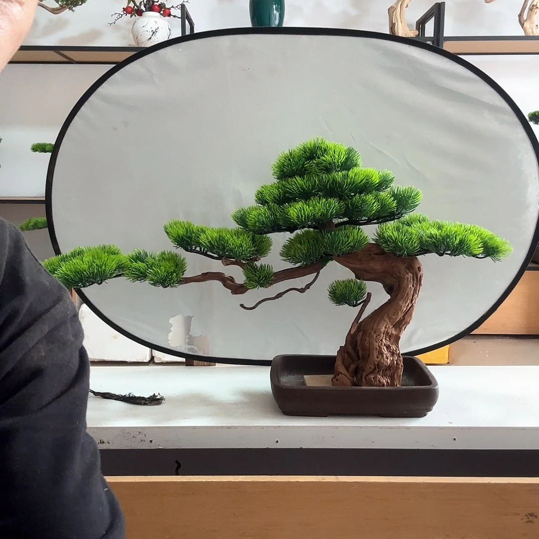 仿真迎客松高约42厘米，长约60厘米