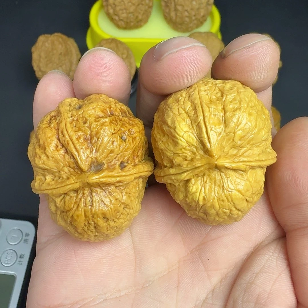 文玩核桃把件26号龟甲三棱42尺微黄