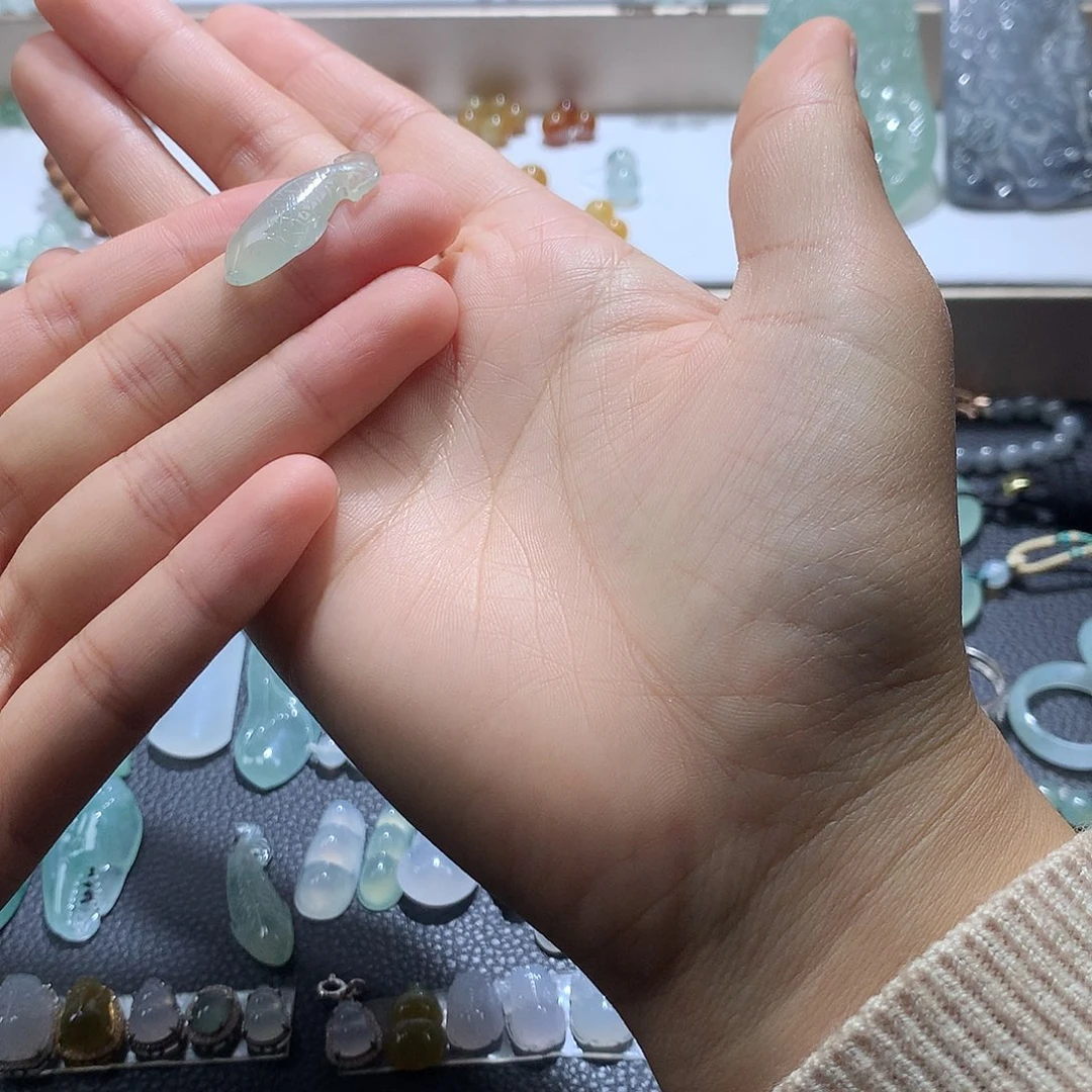 翡翠未镶嵌颈饰鱼