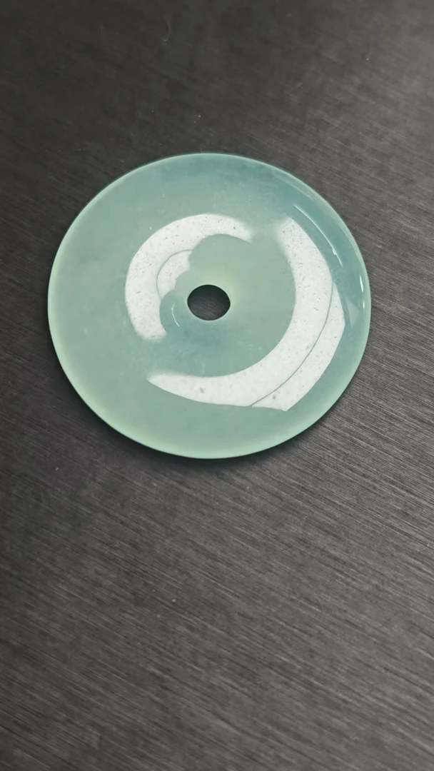 YY8翡翠吊坠【邂逅翡翠高冰吊坠，冰透绿意，开启浪漫时光】