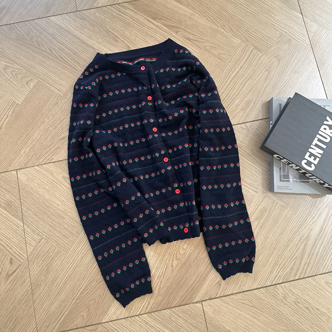 【米可家】早秋复古小花红纽扣羊毛针织开衫2381