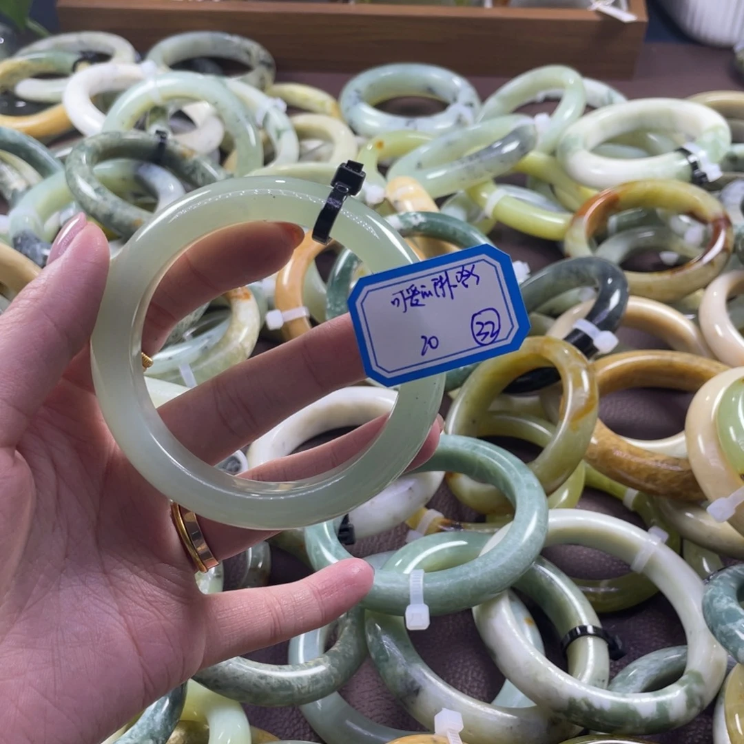 可***哈蛇纹石玉未镶嵌手镯