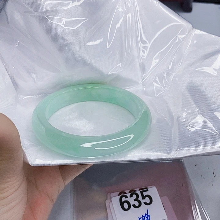 翡翠未镶嵌手镯一图一物实物为准（微瑕处理）