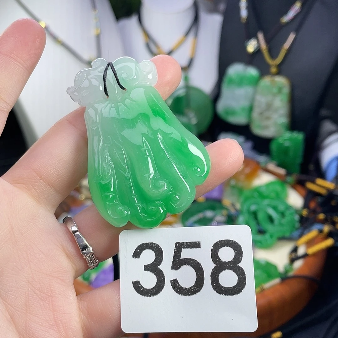 翡翠未镶嵌吊坠(赠链)