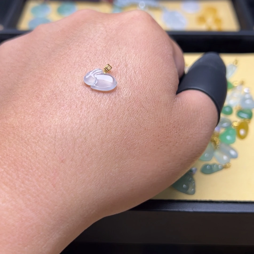 翡翠18K金镶嵌颈饰小白兔