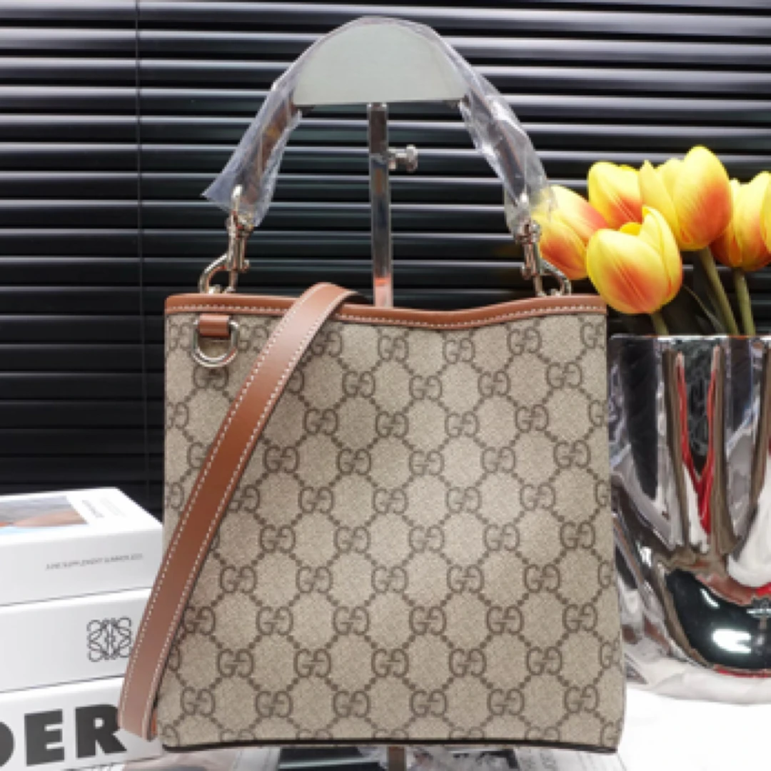 99新 GUCCI/古驰 古驰水桶包Emblem斜挎包