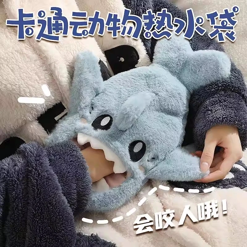卡通鲨鱼毛绒热水袋冬季2025新款暖水袋注水敷肚子女生宿舍学生qt