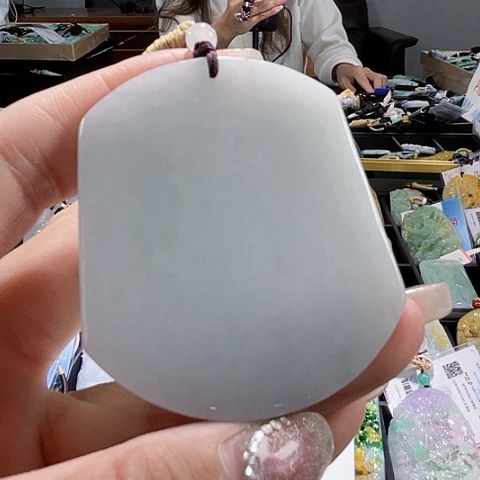 翡翠未镶嵌颈饰一个