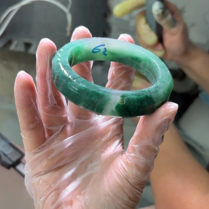 哎***嘘未镶嵌手镯石英质玉（非洲翠）定制