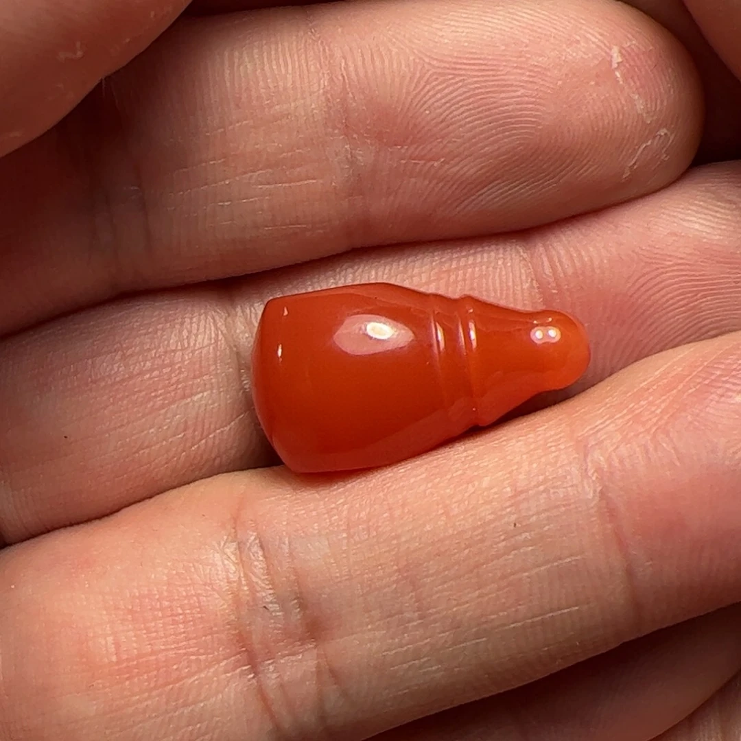 南红玛瑙三通未镶嵌某*。