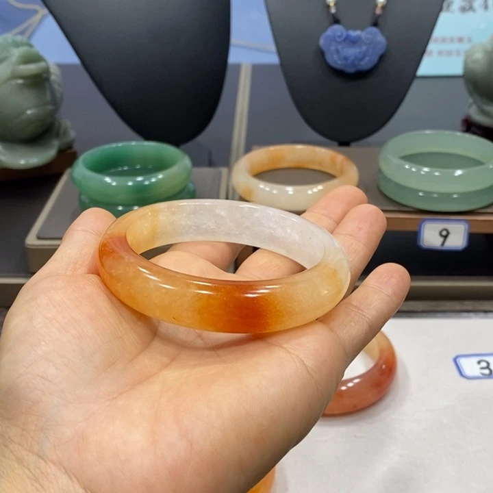 梅***田未镶嵌手镯石英岩玉